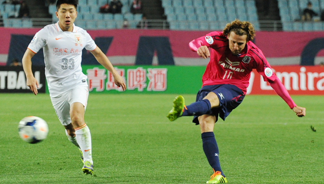 Video danh thủ: Diego Forlan thông nòng may mắn tại J-League